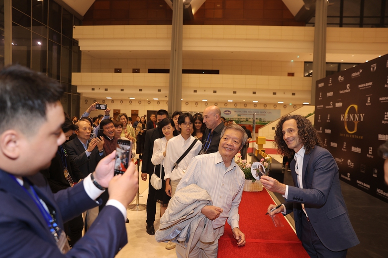 Th&ocirc;i mi&ecirc;n hơn 4.000 kh&aacute;n giả bằng tiếng k&egrave;n huyền thoại, Kenny G chuy&ecirc;n trở k&yacute; ức ngọt lịm - Ảnh 12.