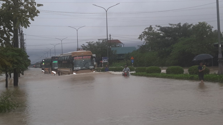 Mưa lớn, sạt lở &aacute;ch tắc giao th&ocirc;ng tr&ecirc;n quốc lộ 49, đường Hồ Ch&iacute; Minh qua Thừa Thi&ecirc;n Huế - Ảnh 3.