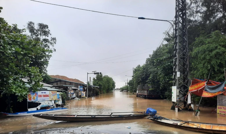 Mưa lớn, sạt lở &aacute;ch tắc giao th&ocirc;ng tr&ecirc;n quốc lộ 49, đường Hồ Ch&iacute; Minh qua Thừa Thi&ecirc;n Huế - Ảnh 4.