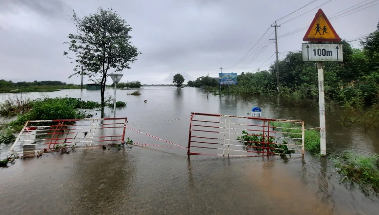 Mưa lớn, sạt lở &aacute;ch tắc giao th&ocirc;ng tr&ecirc;n quốc lộ 49, đường Hồ Ch&iacute; Minh qua Thừa Thi&ecirc;n Huế - Ảnh 5.
