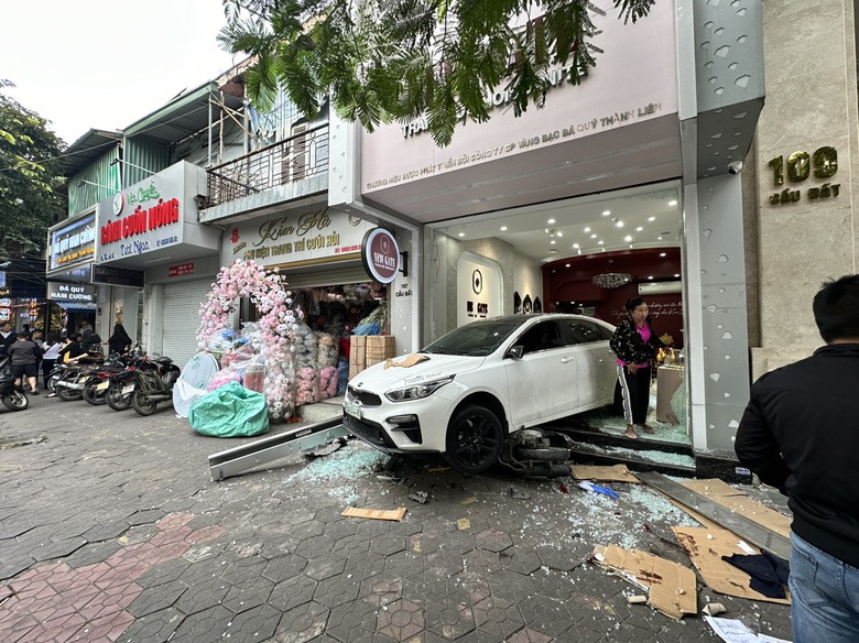 Nạn nhân vụ nữ tài xế lùi xe vào cửa hàng trang sức đã tử vong - Ảnh 1. Nạn nhân vụ nữ tài xế lùi xe vào cửa hàng trang sức đã tử vong - Ảnh 1.