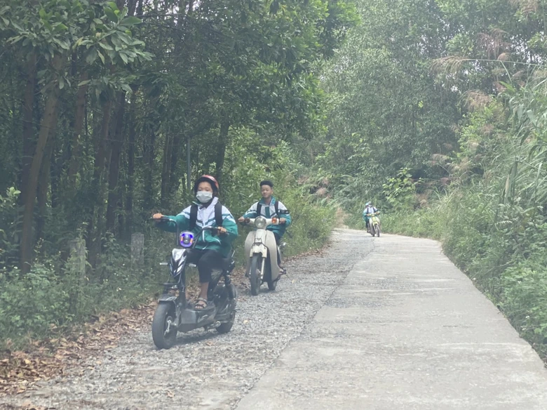 Quảng Ninh: Bất an đường b&ecirc; t&ocirc;ng n&aacute;t vụn, khu d&acirc;n cư th&agrave;nh "ốc đảo" l&uacute;c lũ về - Ảnh 1.