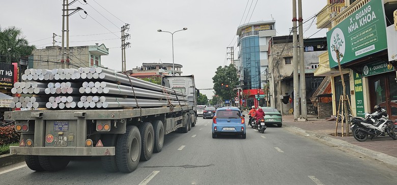 Hải Dương: Xe tải trọng lớn ngang nhiên đi vào đường cấm - Ảnh 2. Hải Dương: Xe tải trọng lớn ngang nhiên đi vào đường cấm - Ảnh 2.