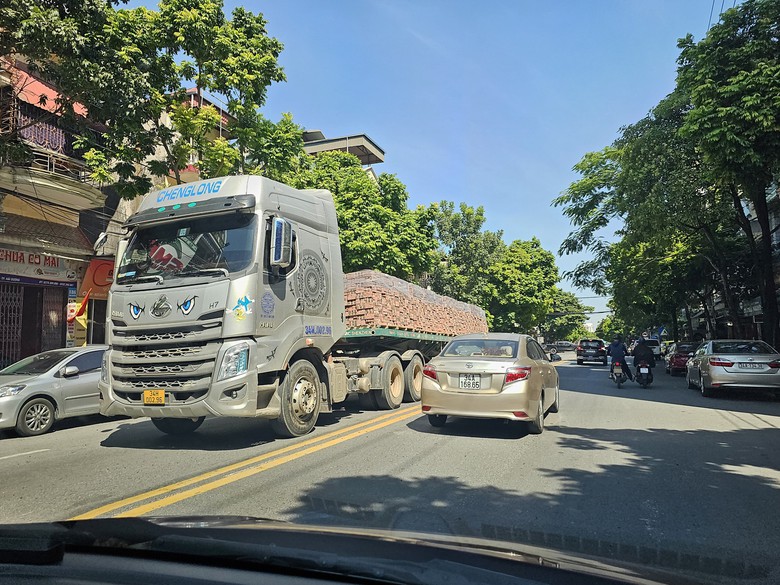 Hải Dương: Xe tải trọng lớn ngang nhiên đi vào đường cấm - Ảnh 1. Hải Dương: Xe tải trọng lớn ngang nhiên đi vào đường cấm - Ảnh 1.