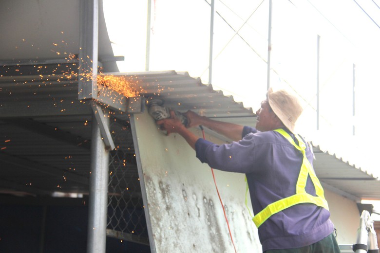 Cận cảnh th&aacute;o dỡ c&ocirc;ng tr&igrave;nh lấn chiếm h&agrave;nh lang ATGT QL1 qua Đồng Nai - Ảnh 7.