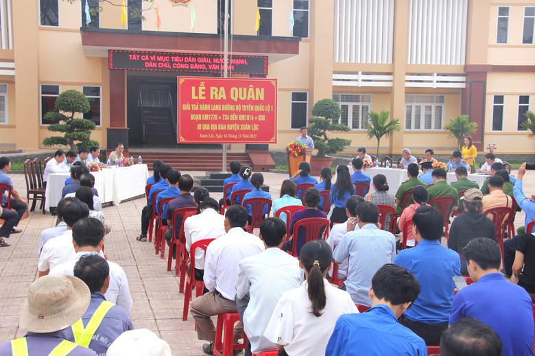 Cận cảnh th&aacute;o dỡ c&ocirc;ng tr&igrave;nh lấn chiếm h&agrave;nh lang ATGT QL1 qua Đồng Nai - Ảnh 1.