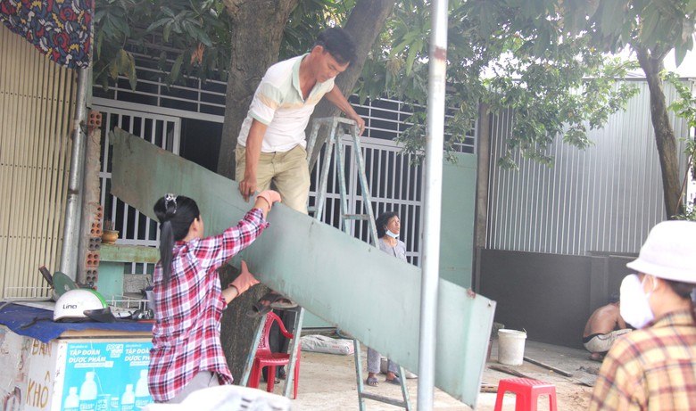 Cận cảnh th&aacute;o dỡ c&ocirc;ng tr&igrave;nh lấn chiếm h&agrave;nh lang ATGT QL1 qua Đồng Nai - Ảnh 8.