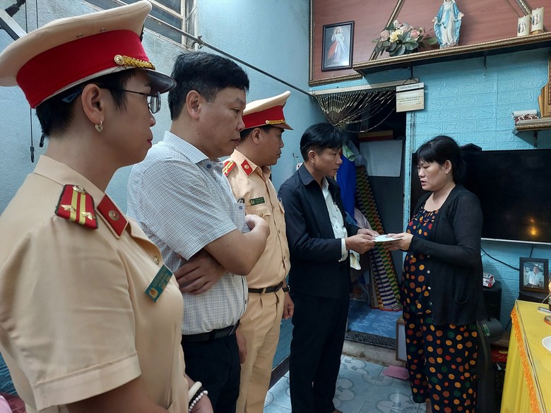 Những người phụ nữ khốn kh&oacute; v&igrave; trụ cột gia đ&igrave;nh tử vong do TNGT - Ảnh 1.