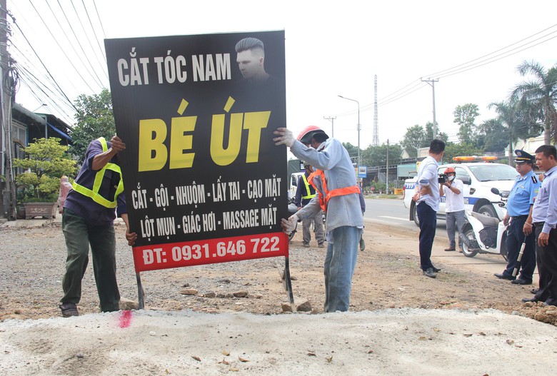 Cận cảnh th&aacute;o dỡ c&ocirc;ng tr&igrave;nh lấn chiếm h&agrave;nh lang ATGT QL1 qua Đồng Nai - Ảnh 4.