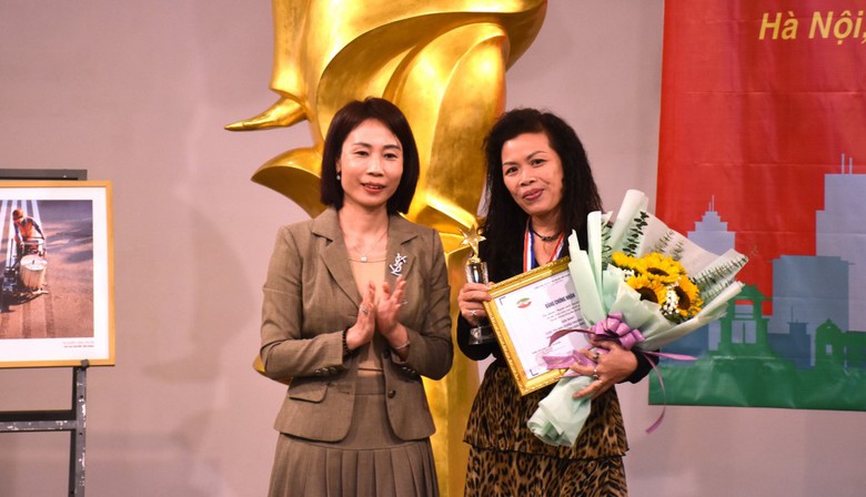 Trao giải cuộc thi tuy&ecirc;n truyền x&acirc;y dựng văn ho&aacute; giao th&ocirc;ng qua ảnh - Ảnh 1.