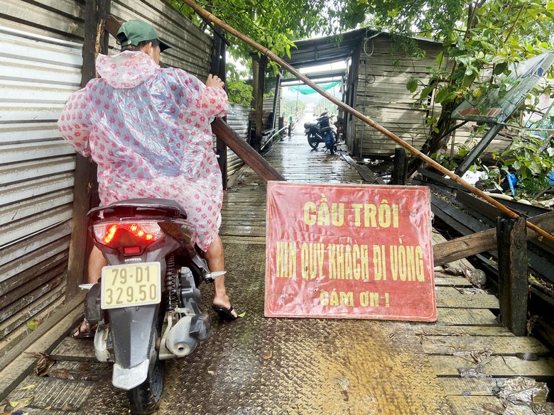 Mưa lớn, cầu gỗ Ph&uacute; Kiểng ở Kh&aacute;nh Ho&agrave; bị đứt h&agrave;ng chục m&eacute;t - Ảnh 2.