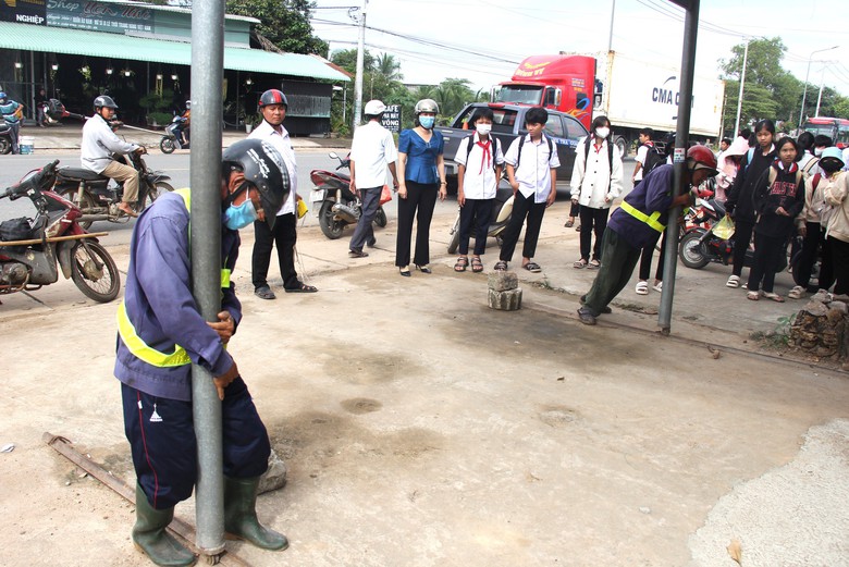 Cận cảnh th&aacute;o dỡ c&ocirc;ng tr&igrave;nh lấn chiếm h&agrave;nh lang ATGT QL1 qua Đồng Nai - Ảnh 6.