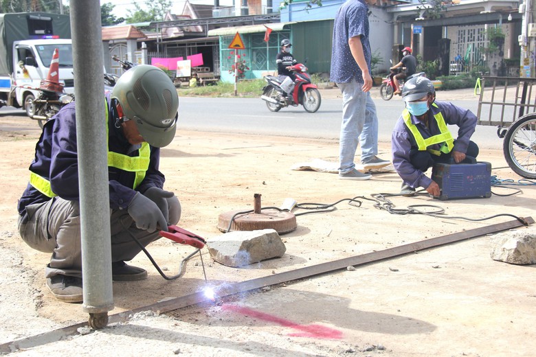Cận cảnh th&aacute;o dỡ c&ocirc;ng tr&igrave;nh lấn chiếm h&agrave;nh lang ATGT QL1 qua Đồng Nai - Ảnh 5.