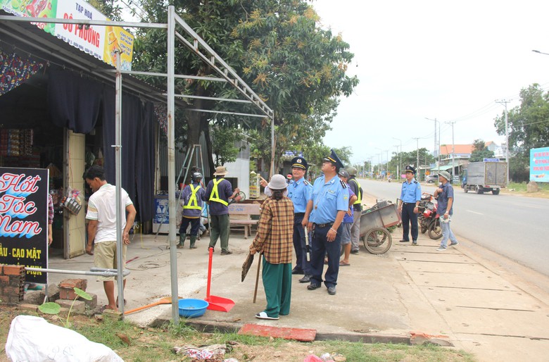 Cận cảnh th&aacute;o dỡ c&ocirc;ng tr&igrave;nh lấn chiếm h&agrave;nh lang ATGT QL1 qua Đồng Nai - Ảnh 9.