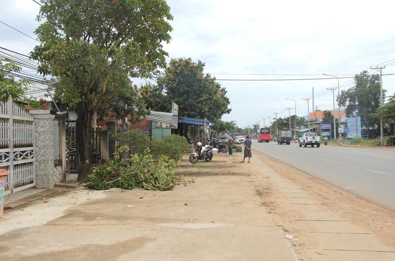 Cận cảnh th&aacute;o dỡ c&ocirc;ng tr&igrave;nh lấn chiếm h&agrave;nh lang ATGT QL1 qua Đồng Nai - Ảnh 10.