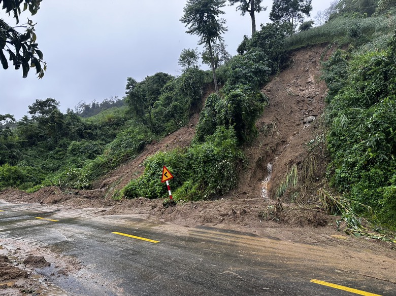 Thông xe QL24 qua đèo Vi Ô Lắc nhưng còn nhiều bất an về an toàn giao thông - Ảnh 10. Thông xe QL24 qua đèo Vi Ô Lắc nhưng còn nhiều bất an về an toàn giao thông - Ảnh 10.