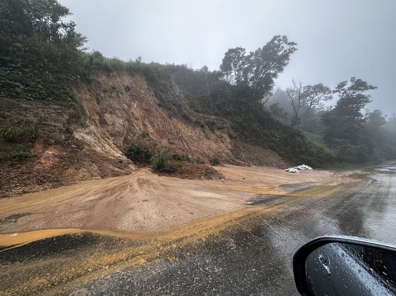 Thông xe QL24 qua đèo Vi Ô Lắc nhưng còn nhiều bất an về an toàn giao thông - Ảnh 12. Thông xe QL24 qua đèo Vi Ô Lắc nhưng còn nhiều bất an về an toàn giao thông - Ảnh 12.