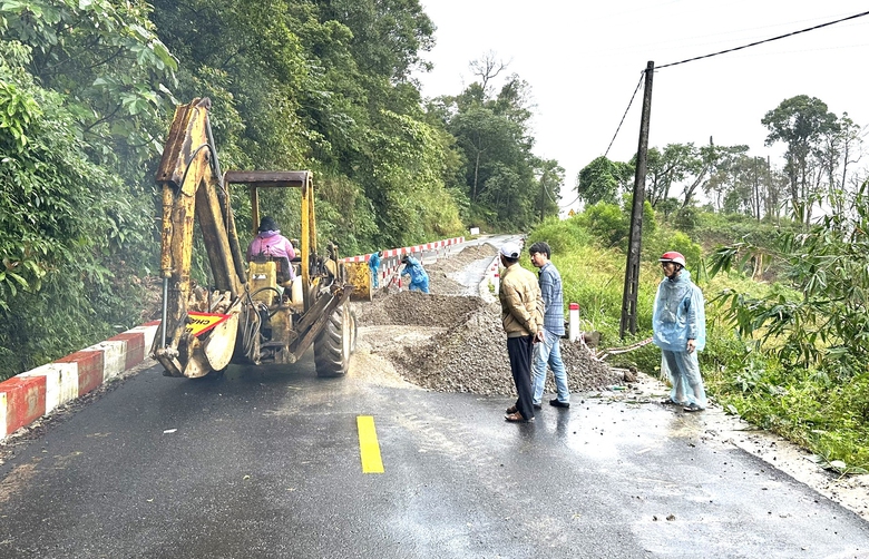 Thông xe QL24 qua đèo Vi Ô Lắc nhưng còn nhiều bất an về an toàn giao thông - Ảnh 2. Thông xe QL24 qua đèo Vi Ô Lắc nhưng còn nhiều bất an về an toàn giao thông - Ảnh 2.