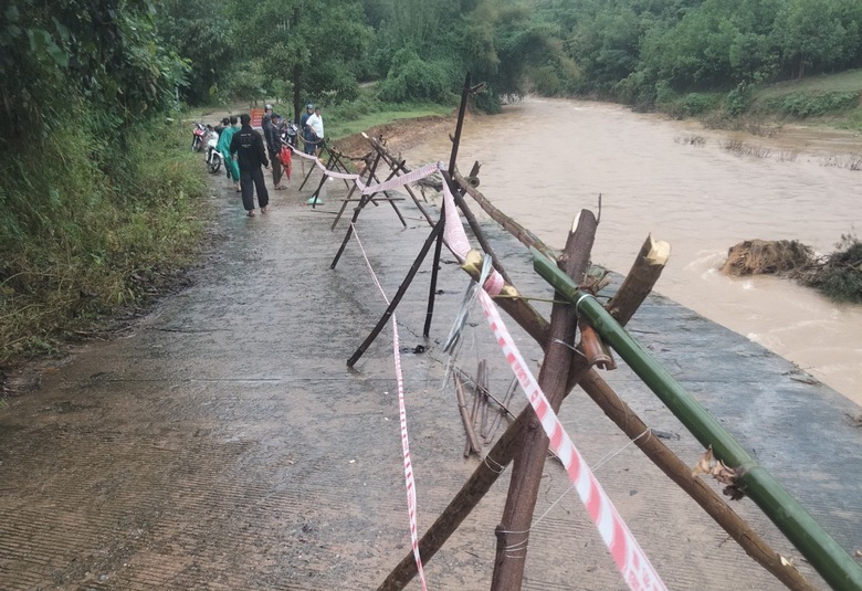 Quảng Ng&atilde;i: Mưa lũ cuốn tr&ocirc;i đường, giao th&ocirc;ng tắc nghẽn - Ảnh 6.