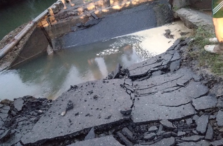 Quảng Ng&atilde;i: Mưa lũ cuốn tr&ocirc;i đường, giao th&ocirc;ng tắc nghẽn - Ảnh 2.