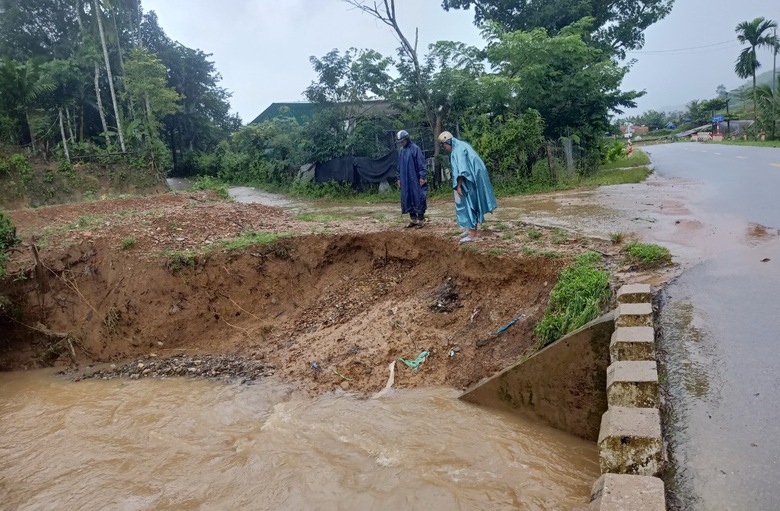 Quảng Ng&atilde;i: Mưa lũ cuốn tr&ocirc;i đường, giao th&ocirc;ng tắc nghẽn - Ảnh 7.