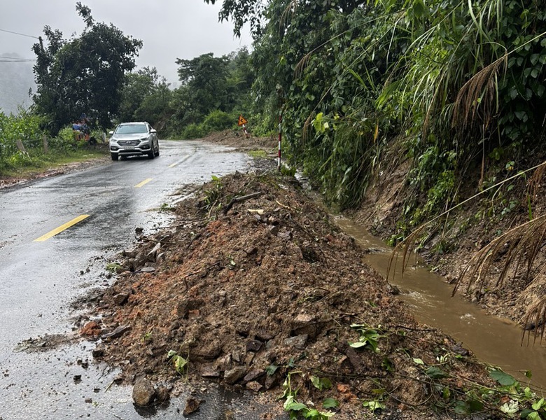 Thông xe QL24 qua đèo Vi Ô Lắc nhưng còn nhiều bất an về an toàn giao thông - Ảnh 9. Thông xe QL24 qua đèo Vi Ô Lắc nhưng còn nhiều bất an về an toàn giao thông - Ảnh 9.