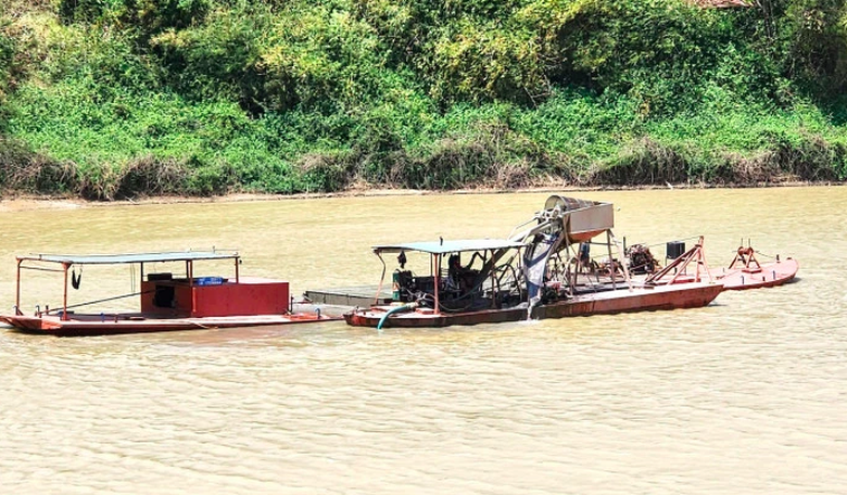 Công an Đắk Lắk ra quân xử lý tàu thuyền không đăng kí, đăng kiểm - Ảnh 2. Công an Đắk Lắk ra quân xử lý tàu thuyền không đăng kí, đăng kiểm - Ảnh 2.