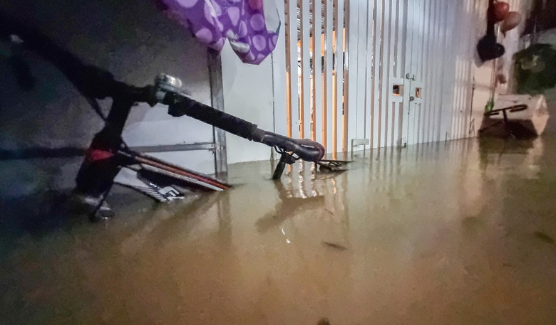 Mưa lớn, cầu gỗ Ph&uacute; Kiểng ở Kh&aacute;nh Ho&agrave; bị đứt h&agrave;ng chục m&eacute;t - Ảnh 3.