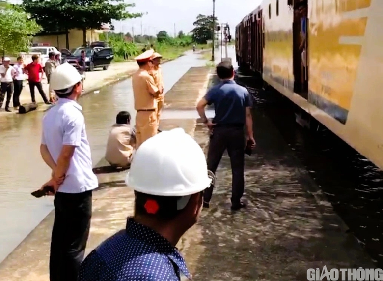 Th&ocirc;ng tuyến điểm sạt lở tr&ecirc;n quốc lộ 49, chuyến t&agrave;u đầu ti&ecirc;n qua ga Văn X&aacute; an to&agrave;n - Ảnh 2.