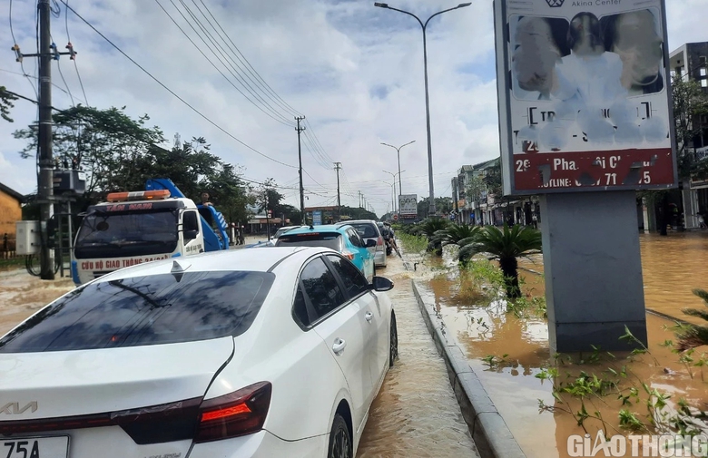 Th&ocirc;ng tuyến điểm sạt lở tr&ecirc;n quốc lộ 49, chuyến t&agrave;u đầu ti&ecirc;n qua ga Văn X&aacute; an to&agrave;n - Ảnh 3.