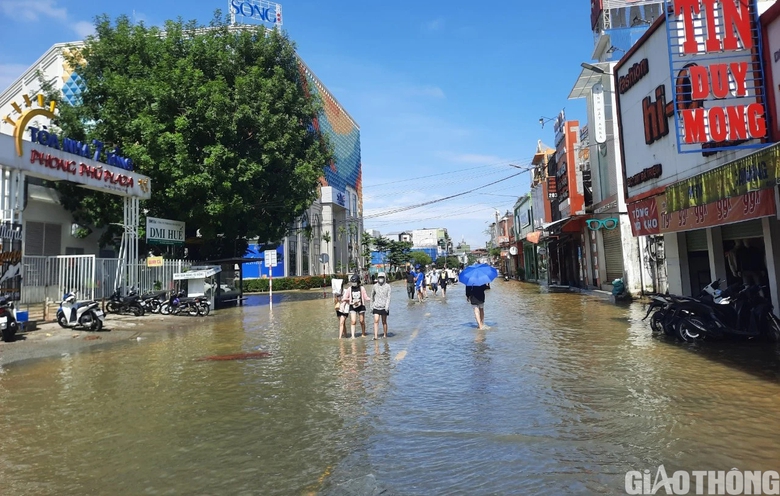 Th&ocirc;ng tuyến điểm sạt lở tr&ecirc;n quốc lộ 49, chuyến t&agrave;u đầu ti&ecirc;n qua ga Văn X&aacute; an to&agrave;n - Ảnh 5.
