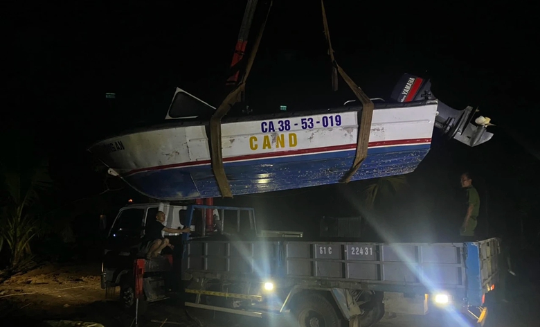 Tạm giữ hai phương tiện biển c&ocirc;ng vụ kh&ocirc;ng giấy tờ trong  - Ảnh 1.