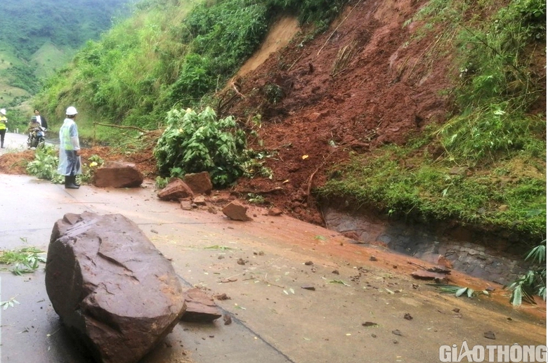 Nổ lực khắc phục sạt lở tr&ecirc;n đường Trường Sơn Đ&ocirc;ng qua Đắk Lắk - Ảnh 1.