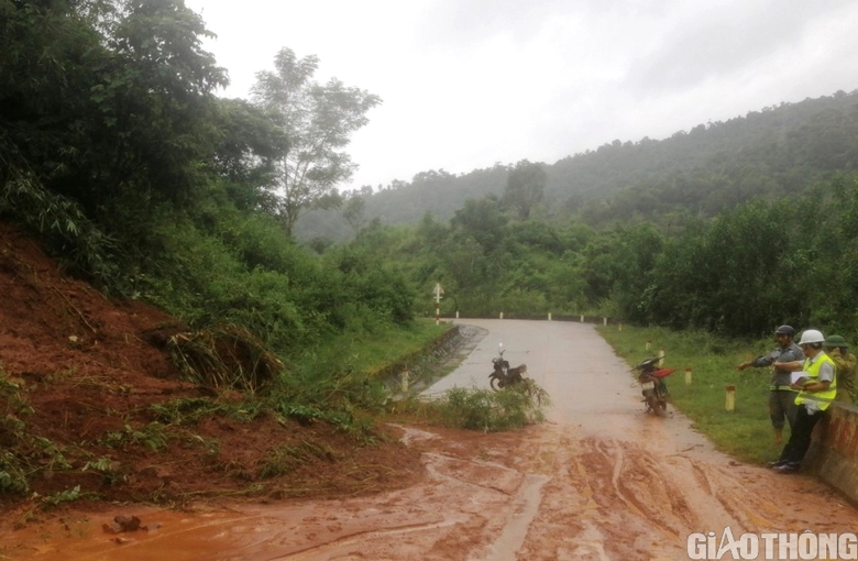 Nổ lực khắc phục sạt lở tr&ecirc;n đường Trường Sơn Đ&ocirc;ng qua Đắk Lắk - Ảnh 3.