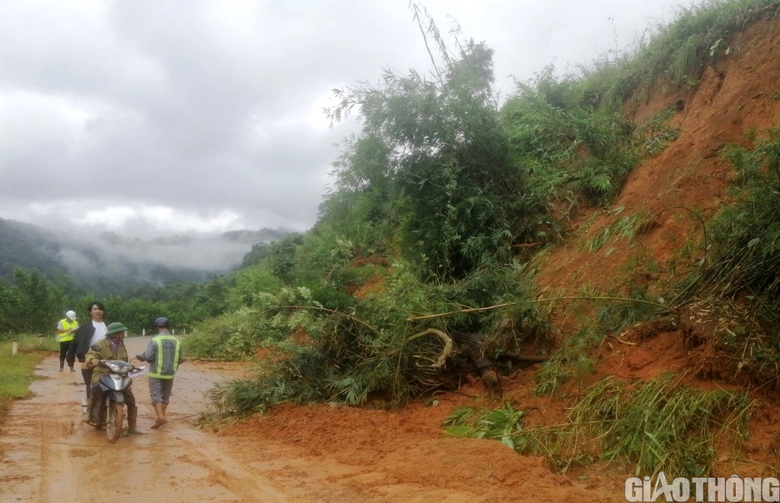 Nổ lực khắc phục sạt lở tr&ecirc;n đường Trường Sơn Đ&ocirc;ng qua Đắk Lắk - Ảnh 6.