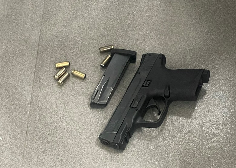 C&agrave; Mau: Ph&aacute;t hiện hai thanh ni&ecirc;n đi xe m&aacute;y mang theo s&uacute;ng - Ảnh 1.