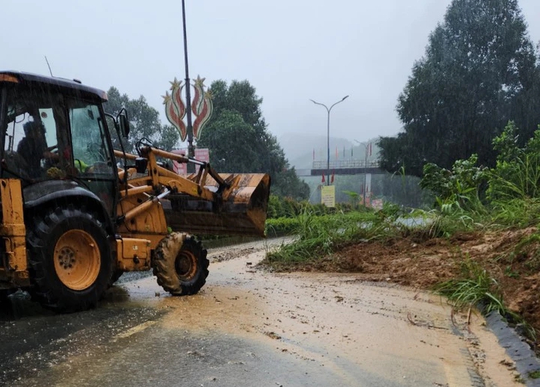 Quảng Nam: Nhiều tuyến quốc lộ bị sạt lở, sơ t&aacute;n gần 4.000 người - Ảnh 1.