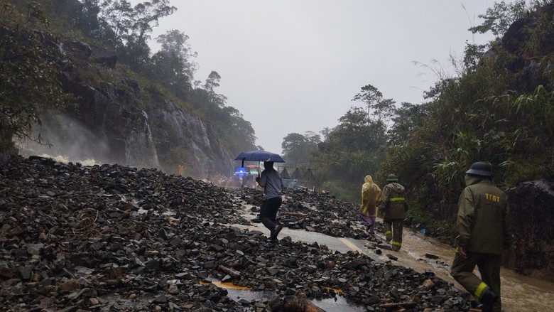 Sạt lở tr&ecirc;n đ&egrave;o Kh&aacute;nh L&ecirc;, Quốc lộ 27C bị đất đ&aacute; lấp ho&agrave;n to&agrave;n - Ảnh 5.