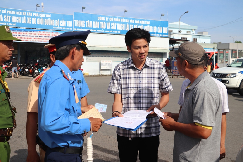 Cần Thơ ra qu&acirc;n kiểm tra xe kh&aacute;ch - Ảnh 4.
