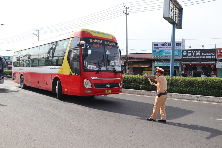 Cần Thơ ra qu&acirc;n kiểm tra xe kh&aacute;ch - Ảnh 2.