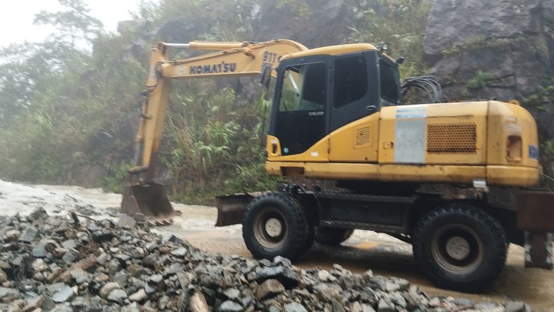 Sạt lở tr&ecirc;n đ&egrave;o Kh&aacute;nh L&ecirc;, Quốc lộ 27C bị đất đ&aacute; lấp ho&agrave;n to&agrave;n - Ảnh 10.