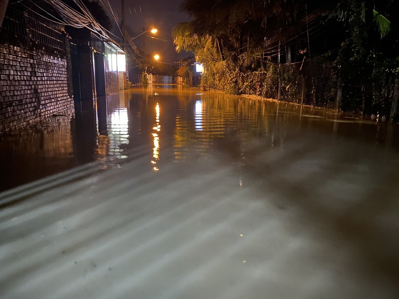 Mưa lớn, cầu gỗ Ph&uacute; Kiểng ở Kh&aacute;nh Ho&agrave; bị đứt h&agrave;ng chục m&eacute;t - Ảnh 4.