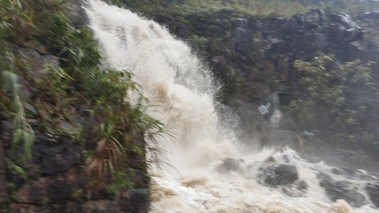 Sạt lở tr&ecirc;n đ&egrave;o Kh&aacute;nh L&ecirc;, Quốc lộ 27C bị đất đ&aacute; lấp ho&agrave;n to&agrave;n - Ảnh 3.