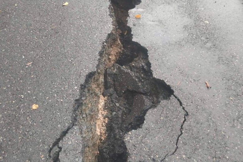 Cận cảnh hiện trường vụ sạt lở, nứt nền đường QL24 qua đ&egrave;o Vi &Ocirc; Lắc - Ảnh 8.