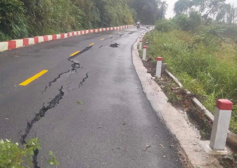 Đ&egrave;o Vi &Ocirc; Lắc sạt lở nghi&ecirc;m trọng, giao th&ocirc;ng tắc nghẽn - Ảnh 2.