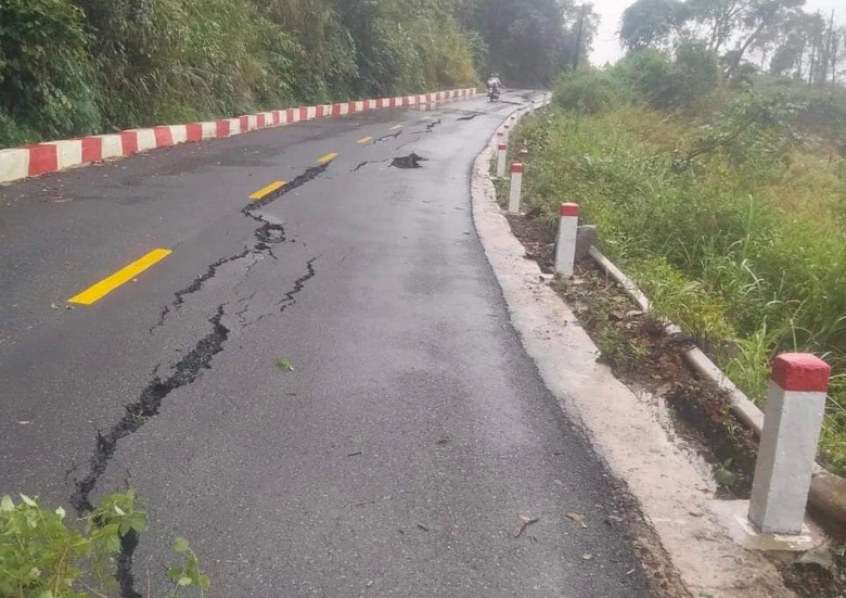 Cận cảnh hiện trường vụ sạt lở, nứt nền đường QL24 qua đ&egrave;o Vi &Ocirc; Lắc - Ảnh 4.