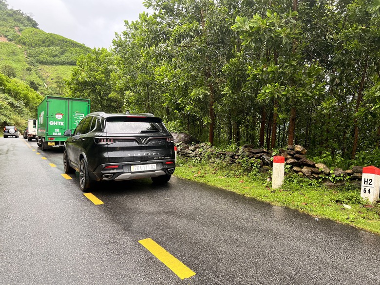 Cận cảnh hiện trường vụ sạt lở, nứt nền đường QL24 qua đ&egrave;o Vi &Ocirc; Lắc - Ảnh 10.