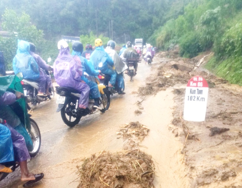 Cận cảnh hiện trường vụ sạt lở, nứt nền đường QL24 qua đ&egrave;o Vi &Ocirc; Lắc - Ảnh 5.