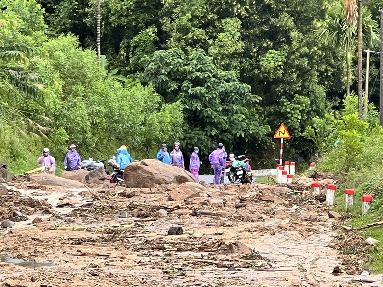 Cận cảnh hiện trường vụ sạt lở, nứt nền đường QL24 qua đ&egrave;o Vi &Ocirc; Lắc - Ảnh 6.