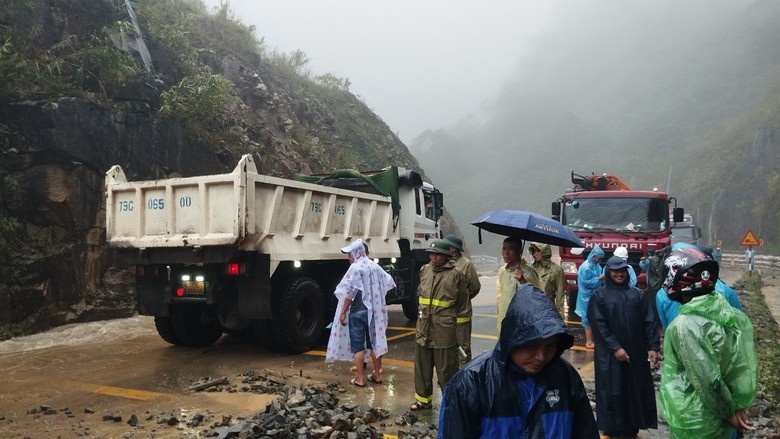 Sạt lở tr&ecirc;n đ&egrave;o Kh&aacute;nh L&ecirc;, Quốc lộ 27C bị đất đ&aacute; lấp ho&agrave;n to&agrave;n - Ảnh 9.